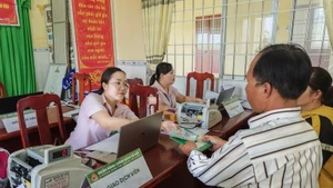 Мужчина получает льготный кредит в Банке социального политика Вьетнама. (Иллюстрационное фото: ВИA)