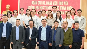 Руководители и сотрудники газеты «Нянзан» и делегация Китайского университета связи делают памятный снимок. (Фото: Тхэ Дай)