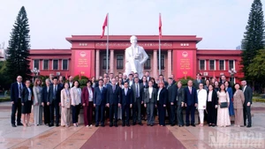 Делегаты фотографируются на память. (Фото: Фам Кыонг)