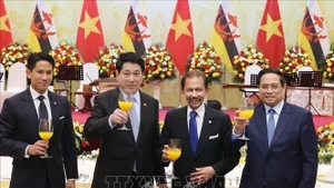 Президент Лыонг Кыонг, Премьер-министр Фам Минь Тьинь вместе с Султаном Брунея-Даруссалама Хаджи Хассаналом Болкиахом и принцем Брунея Абдулом Матином на государственном приеме. (Фото: ВИА)