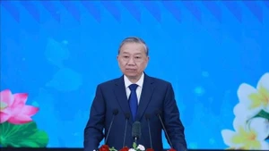 Генеральный секретарь То Лам выступил с программной речью в Национальной политической и административной академии Лаоса во второй половине дня 1 декабря 2025 года. (Фото: ВИА)