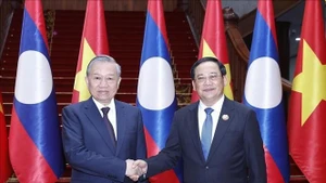 Генеральный секретарь То Лам проводит встречу с Премьер-министром Лаоса Сонексаем Сипхандоном. (Фото: ВИА)