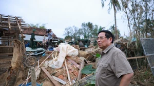 Премьер-министр Фам Минь Тьинь посетил дом жителей, полностью разрушенный дождевым паводком, в деревне Фухыу, коммуна Хоатхинь, провинция Даклак. (Фото: ВИА)