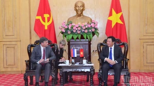 Товарищ Нгуен Суан Тханг проводит рабочую встречу с господином Алексеем Комиссаровым. (Фото: Фам Кыонг)