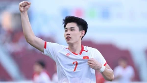 Динь Бак оформил дубль, обеспечив победу вьетнамской команды. (Фото: Минь Зан)