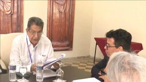 Господин Фредесман Турро Гонсалес выступает на семинаре по отношениям Куба – Вьетнам. (Фото: ВИА)