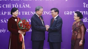 [Видео] Вручение Золотой национальной медали ЛНДР Генеральному секретарю То Ламу