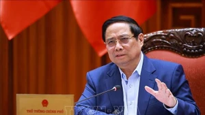 Премьер-министр Фам Минь Тьинь председательствует на заседании по обсуждению Проекта по предотвращению проседания грунта, эрозии, затоплений, засухи и засоления в регионе Дельты Меконга до 2035 года, с видением до 2050 года. (Фото: ВИА)