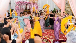 Индийские актеры во время съемки во Вьетнаме.