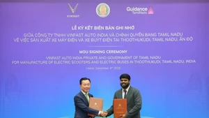 4 декабря 2025 года VinFast и правительство штата Тамилнад (Индия) подписали меморандум о взаимопонимании (MoU) о выделении дополнительно около 200 гектаров земли в промышленной зоне SIPCOT города Туттикорин для расширения существующего производственного комплекса компании. (Фото: nguoiquansat.vn)