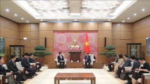 Заместитель председателя Национального собрания Ле Минь Хоан принял заместителя генерального директора по финансовым вопросам компании Samsung Electronics. (Фото: ВИА)