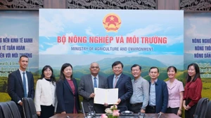 Заместитель министра сельского хозяйства и охраны окружающей среды Нгуен Хоанг Хиеп принимает письмо о подтверждении официальной помощи от АБР.