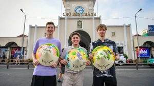 Туристы из Германии посещают город Хошимин. (Фото: Тхань Дат)