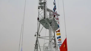 Церемония подъёма флага на корабле 889 «Профессор Гагаринский». (Фото: QĐND)