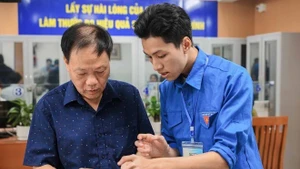 Члены молодёжного союза помогают гражданам пользоваться и оформлять государственные онлайн-услуги на смартфонах. (Фото: ВИА)