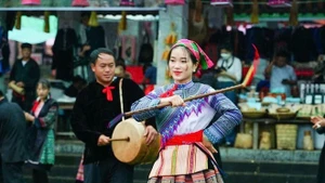 Представители народности Хмонг исполняют традиционный танец. (Фото: ВИА)