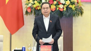 Председатель НС Чан Тхань Ман выступает на конференции. (Фото: Зюи Линь)