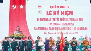 Генеральный секретарь То Лам, секретарь Центральной военной комиссии, вручает звание «Герой народных вооружённых сил» 9-му военному округу. (Фото: ВИА)