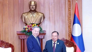 Генеральный секретарь То Лам и бывший Генеральный секретарь, бывший Президент Лаоса Буннянг Ворачит. (Фото: ВИА)