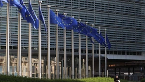 Флаг Европейского союза развевается у штаб-квартиры Еврокомиссии в Брюсселе (Бельгия). (Фото: Синьхуа)