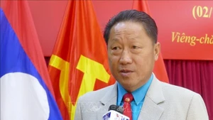 Товарищ Лаопаоксонг Навонгсай, первый заместитель руководителя Центрального отдела по пропаганде Центрального комитета Народно-революционной партии Лаоса, даёт интервью. (Фото: ВИА)