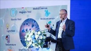 Профессор Курт Кремер из Института перспективных исследований полимеров Общества Макса Планка (Германия) выступает на мероприятии. (Фото: ВИА)