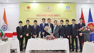 Посол Нгуен Тхань Хай (пятый справа) вручает цветы в честь избрания Исполнительного комитета Ассоциации вьетнамских студентов в Индии первого созыва, на срок 2025-2027 годов.