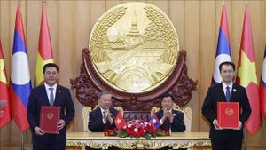 Генеральный секретарь То Лам и Генеральный секретарь, Президент Лаоса Тхонглун Сисулит присутствуют на церемонии передачи Меморандума о взаимопонимании между Министерством промышленности и торговли Вьетнама и Министерством промышленности и торговли Лаоса о развитии промышленной цепочки связей между Вьетнамом и Лаосом. (Фото: ВИА)