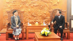 Товарищ Чинь Ван Кует (справа) на встрече с товарищем Инлаван Кеобунпхан.