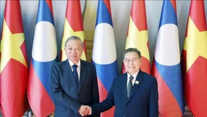 Генеральный секретарь То Лам проводит встречу с Председателем Национального собрания Лаоса Сайсомпоном Фомвиханом. (Фото: ВИА)