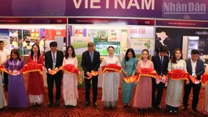 Делегаты разрезают ленту на церемонии открытия Вьетнамской торговой ярмарки в Камбодже 2025 года. (Фото: Хюи Ву)