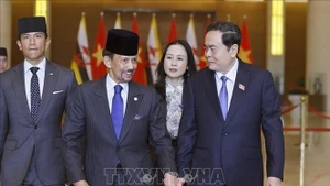 Председатель НС Чан Тхань Ман встречается с Султаном Брунея-Даруссалама Хаджи Хассаналом Болкиахом. (Фото: ВИА)