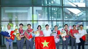 Сборная Вьетнама из 4 учеников завоевала 4 золотые медали на Международной олимпиаде по химии 2025 года. (Фото: Дай Тханг)