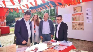 Генеральный секретарь ЦК ПКП Паулу Раймунду и заведующий Отделом международных связей ПКП Педру Геррейру посещают стенд газеты «Нянзан» на Фестивале прессы «Avante» 2025 года. (Фото: Кхай Хоан — Минь Зюи)