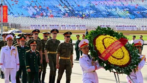 Делегация военнослужащих Российской Федерации возлагает венок и посещает Мавзолей Президента Хо Ши Мина.