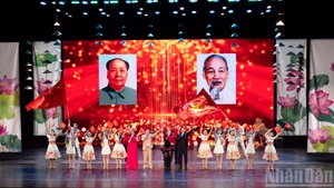 Артисты исполняют вьетнамские и китайские песни.