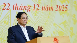 Премьер-министр Фам Минь Тьинь, председатель Центрального совета по соревнованию и поощрению, подводит итоги 16-го заседания. (Фото: ВИА)