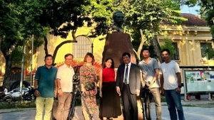 Съёмочная группа работает в Ханое. (Фото: VTV)