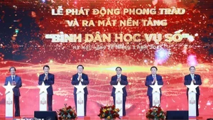 Премьер-министр Фам Минь Тьинь (третий справа) и делегаты запускают движение «Цифровая грамотность для всех». (Фото: ВИА)