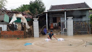 Силы народной общественной безопасности провинции Даклак доставляют продовольствие жителям районов, серьёзно пострадавших от наводнения вдоль реки Баньлай, в ноябре 2025 года. (Фото: ВИА)