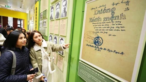 Делегация посещает Мемориальный комплекс Курсов политической подготовки вьетнамской молодежи при штаб-квартире Общества революционной молодежи Вьетнама в городе Гуанчжоу.