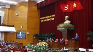 Генсекретарь То Лам выступает с вступительной речью на 15-м пленуме ЦК КПВ XIII созыва. (Фото: ВИА)