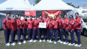 Вьетнамские гребцы завоевали золотую медаль в гонке на лодках-десятках среди женщин на дистанции 500 м.