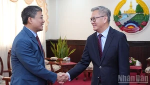 Постоянный заместитель министра иностранных дел Вьетнама Нгуен Минь Ву и Министр иностранных дел Лаоса Тхонгсаван Фомвихан. (Фото: Зюи Тоан)