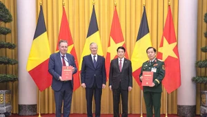 Генерал-лейтенант Нгуен Хыу Тьинь (крайний справа) и Министр, Глава Брюссельского столичного региона Бельгии (крайний слева) в присутствии Короля Бельгии Филиппа и Президента Вьетнама Лыонг Кыонга обменялись Соглашением о принципах поддержки жертв «Агента Оранж»/диоксина во Вьетнаме.