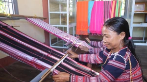 Женщины народности Бана деревни Ситхоай ткут традиционную парчу. (Фото: ВИА)