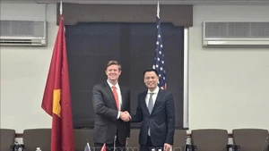 Заместитель министра иностранных дел Вьетнама Данг Хоанг Жанг и исполняющий обязанности помощника государственного секретаря США Флит Уайт. (Фото: ВИА)