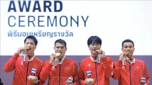 Фехтовальщики Нгуен Суан Лой, Нгуен Ван Кует, Ле Ван Банг и Фан Ань Зыонг уверенно обыгрывают сборную Малайзии со счётом 45:27 в командном финале и завоёвывают золотые медали. (Фото: ВИА)