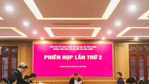 Товарищ Лай Суан Мон председательствует на заседании.