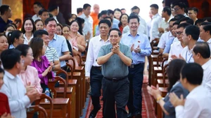 Премьер-министр Фам Минь Тьинь встречается с избирателями города Кантхо. (Фото: ВИА)